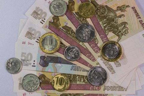 俄羅斯盧布在央行利率決定前夕保持穩(wěn)定